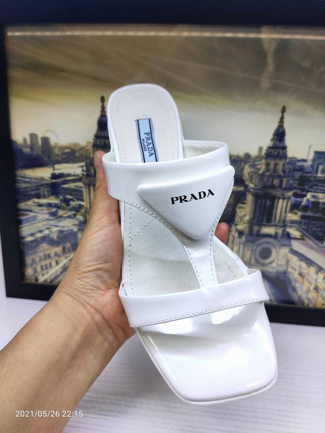 冲量价: 高品质 Prada 普拉达 2021新款猫跟方头凉鞋，三角logo标 方头猫跟女鞋， 面料 ：意大利进口开边珠， 内里：混种羊皮里 大底：原版tpu材