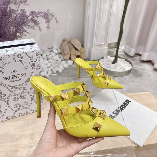 冲量价: 真皮底+40 Valentino 华伦天奴春夏新品铆钉鞋上新 最新金色大铆钉元素 满满的高级感 ！时尚度爆棚 跟高: 9.5Cm 鞋面：亚光羊皮 内里