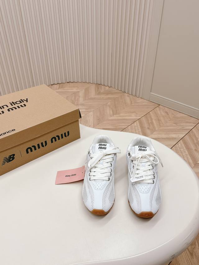 出 情侣款 缪缪miumiu+New Balance新百伦联名款 2024新款 休闲鞋 阿甘鞋 德训鞋 复古时尚 简约高级 随意搭配 上脚非常轻便舒适，鞋面原版