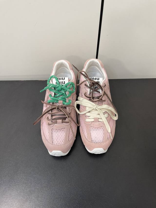 高版本 。2024。春夏秀场主推款miumiu X New Balance 530复古休闲球鞋！Miumiu Ss24大秀上曝光了与new Balance 的全