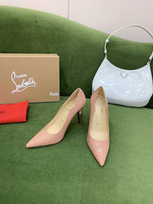 出厂价 Christian Loubouti* 经典波浪边红底高跟鞋 女王权杖化为鞋跟 以水晶镶嵌 美到极致 流畅的曲线勾勒曼妙风情 尽显性感风姿 万年经典款