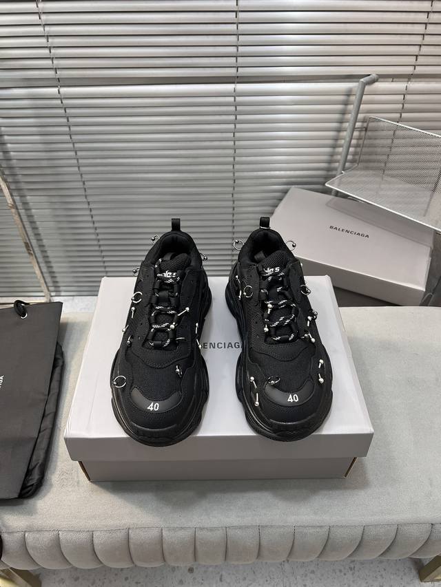 情侣款balenciaga 巴黎世家 24春季 穿刺triple S老爹鞋 码数35～46