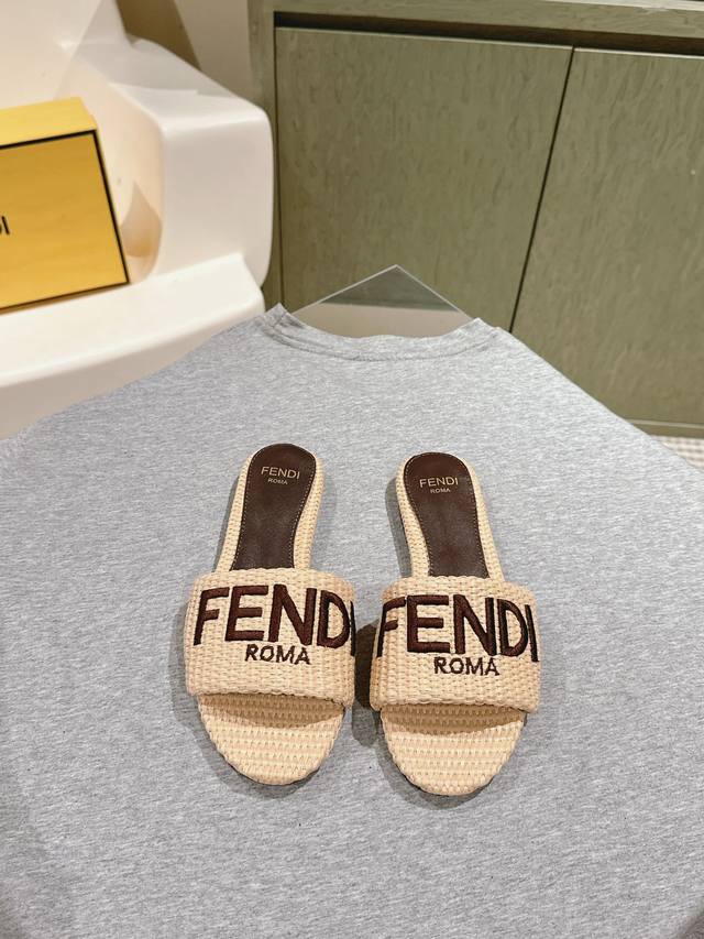 Fendi 芬迪走秀主推系列，新品上线，芬具桌脚设计灵感改创于今年秀场的主推系列鞋履 当季新品拖鞋，众所周知，鞋子永远设计为高级感满满的，高端大气上档次且百搭永