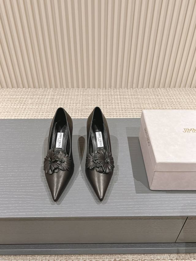 出厂 ， Jimmy Choo*｜Jc 吉米周2024春夏新款amita Flowers 45 系列露跟高跟鞋 以夺目马蹄跟提升经典廓形雅致气场。皮革材质，意大