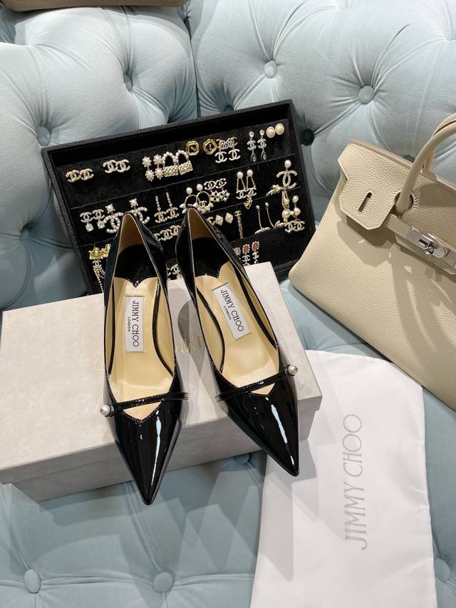 顶级品质 Jimmychoo Ss24 New Arrival～ 吉米周jc经典系列｜尖头高跟鞋 尖头珍珠点缀 气质优雅，高级感满满 鞋面进口牛漆皮 水染羊皮内