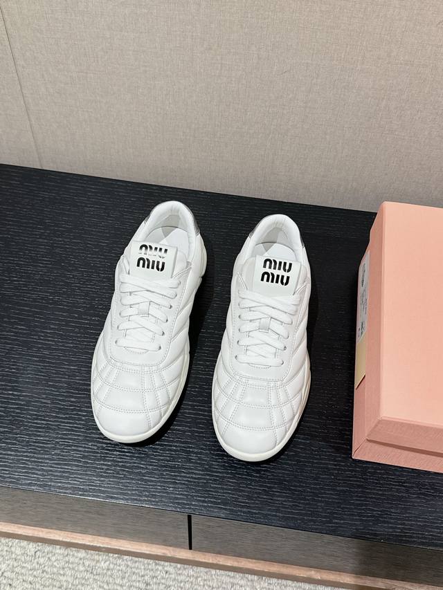 顶级品质 Miumiu Ss24 New Arrival～ 缪缪2024早秋新品｜休闲运动鞋 小牛皮材质超软糯，舒适好穿脚感满分 鞋型秀气精致非常修脚很chil