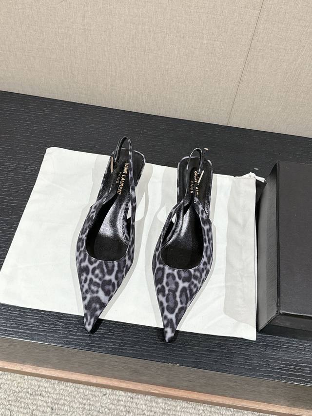 顶级品质 Saint Laurent Ss24 New Arrival～ 圣罗兰ysl春夏新款｜绝美尖头高跟鞋 小尖头小猫跟设计，搭配金属小方扣装饰, 鞋型线条