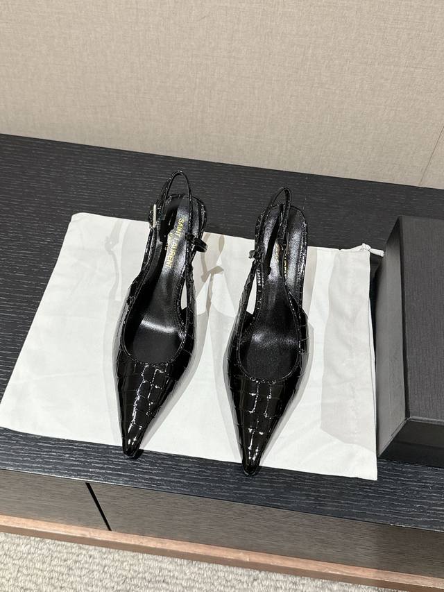 顶级品质 Saint Laurent Ss24 New Arrival～ 圣罗兰ysl春夏新款｜绝美尖头高跟鞋 小尖头细高跟设计，搭配金属扣带子装饰, 鞋型线条