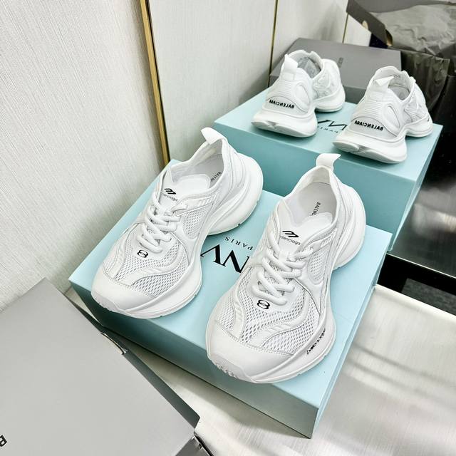 顶级版本 Balenciaga 巴黎世家 老爹鞋鞋 休闲拖鞋系列推出探索时尚界对于原创与挪用的概念。亚力山卓米开理以全新系列致敬传承与经典，以标志性balenc