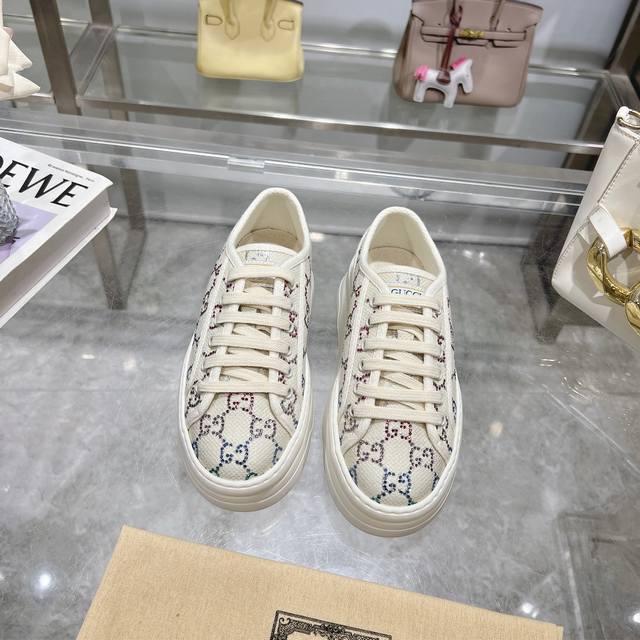 Gucci Tennis1977系列运动钻石鞋，Gg标识以闪耀之姿亮眼呈现，与淡绿色和浅紫色gg水晶帆布相得益彰，这款单品出guccilido系列◇设计灵感源自