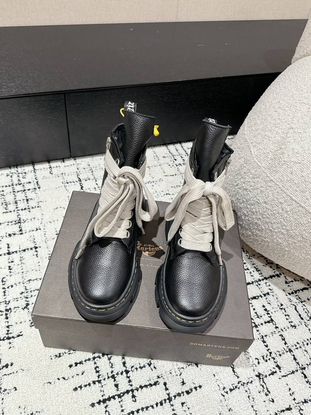 Ck Owens X Dr.Martens 24 新款 疯狂绑带马丁靴 #Rickowens 和#Drmartens 联名第三弹，各方面都在肉眼可见的进步。首先