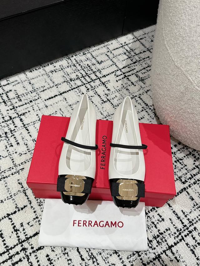 Ferragamo菲拉格慕 24 新版vara铭牌芭蕾舞平底鞋上脚果然更惊艳~蝴蝶结 集美感与于一体的平底鞋，非常百搭，穿着不累脚 绝对入手不亏的一双！ 面料：