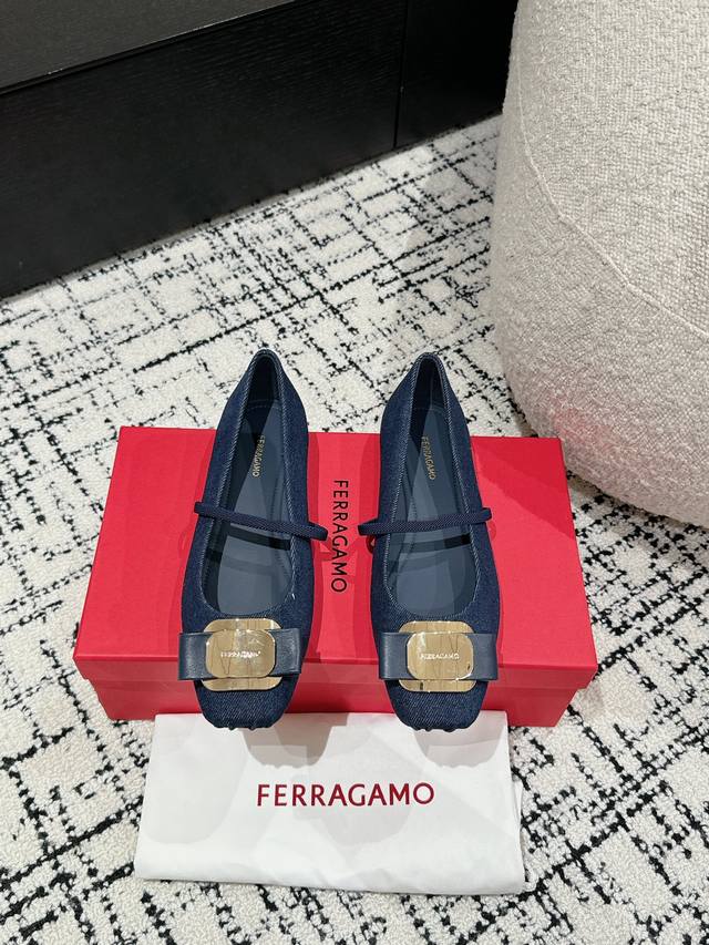 Ferragamo菲拉格慕 24 新版vara铭牌芭蕾舞平底鞋上脚果然更惊艳~蝴蝶结 集美感与于一体的平底鞋，非常百搭，穿着不累脚 绝对入手不亏的一双！ 面料：