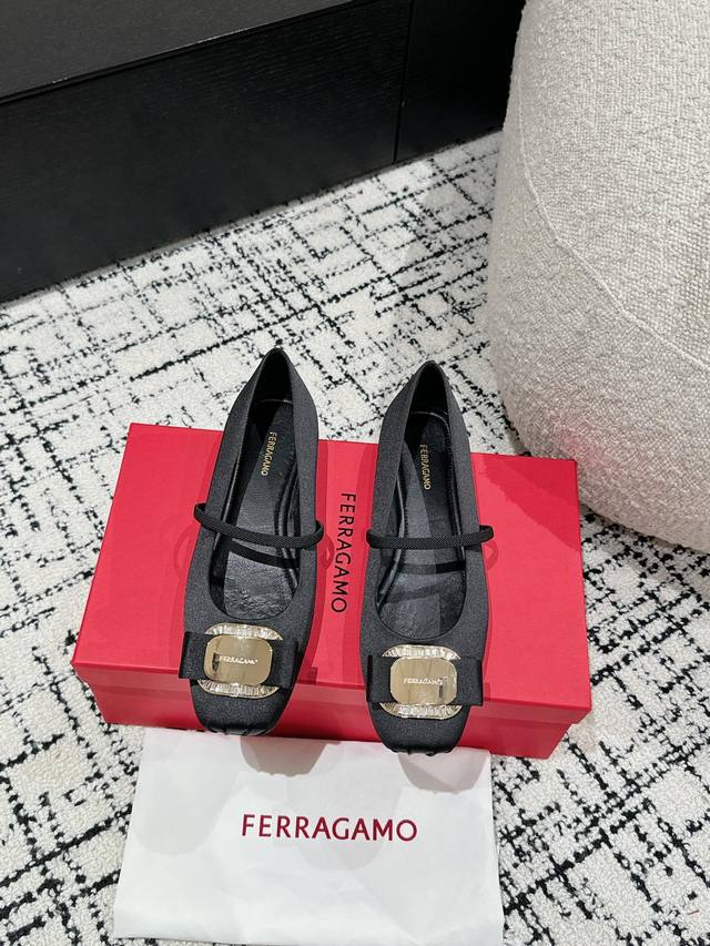 Ferragamo菲拉格慕 24 新版vara铭牌芭蕾舞平底鞋上脚果然更惊艳~蝴蝶结 集美感与于一体的平底鞋，非常百搭，穿着不累脚 绝对入手不亏的一双！ 面料：