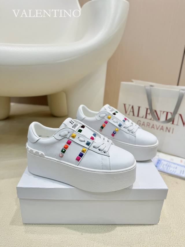 工厂直批价： 厚底 奴家最新厚底高版本 Valentino 华伦天奴23Ss春夏厚底柳钉运动休闲鞋小白鞋 2023最新款 爆款系列 日本上线后一鞋难求 超级火爆