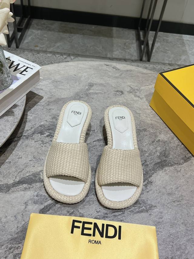 顶级版本fendi 芬迪走秀主推系列，新品上线，芬具桌脚设计灵感改创于今年秀场的主推系列鞋履 当季新品拖鞋，众所周知，鞋子永远设计为高级感满满的，高端大气上档次