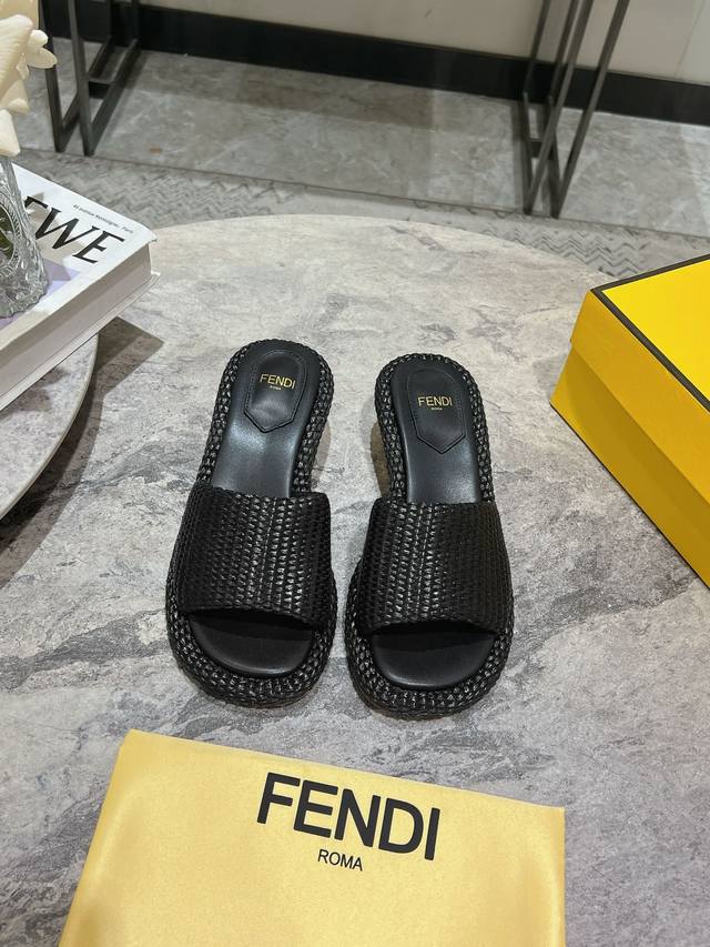 顶级版本fendi 芬迪走秀主推系列，新品上线，芬具桌脚设计灵感改创于今年秀场的主推系列鞋履 当季新品拖鞋，众所周知，鞋子永远设计为高级感满满的，高端大气上档次