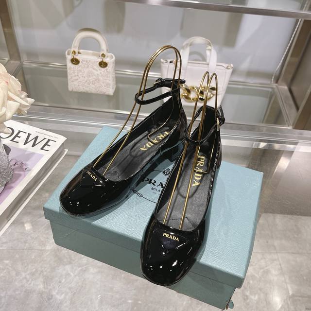 出厂价 Prada 普拉达2024Ss春夏新品 闪亮登场 玛丽珍凉鞋，小红书各大博主推荐，1-1开发 面料 ：漆皮 绒面 羊皮内里 跟高:4Cm 码数：35一3