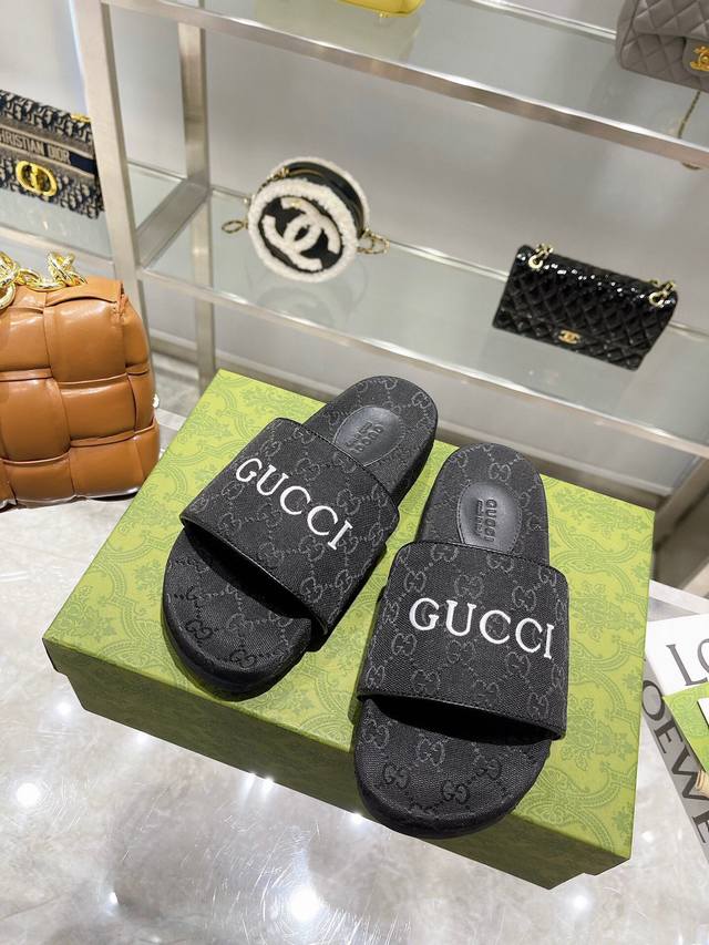 Gucci 古驰 电绣平底拖鞋 情侣款 两个处于各自领域翘楚地位的品牌，将时尚单品与复古美学融为一体，北面的标志性 Logo搭配深入人心的绿红绿织带，原来爆款+