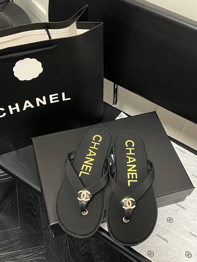 Chanel 香奈儿2024初夏新款 双c扣夹脚人字拖鞋 百搭显脚瘦气质款，颜值爆棚的一款拖鞋，任意搭配都很绝！懒人拖鞋值得推荐！ 码数：35-40