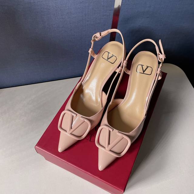 出厂： Valentino 华伦天奴 经典v扣漆皮尖头单鞋 高跟凉鞋 跟高：平底、4Cm、6Cm、8Cm、10Cm 码数：34-42