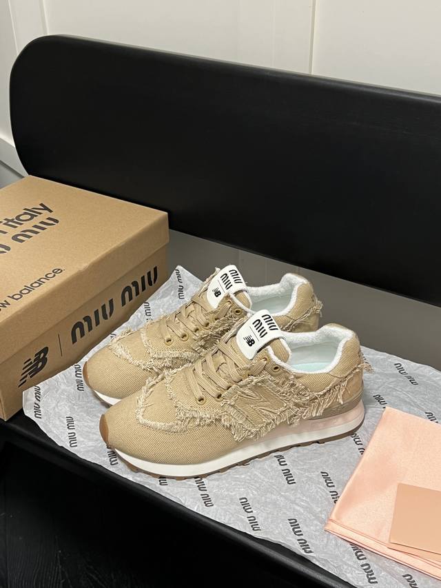 出厂： Miumiu X New Balance 574联名款nb运动鞋 Miu Miu 大秀上爆出的这双与new Balance 新百伦574联名款运动球鞋后