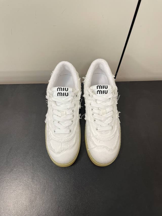 Miumiu 24新款乞丐休闲鞋 Miu Miu 缪缪大秀上爆出的这双流苏乞丐球鞋 后全球各大代购官网火爆上市. 仿旧复古破碎的毛边很随意不羁又能体现单宁美感，