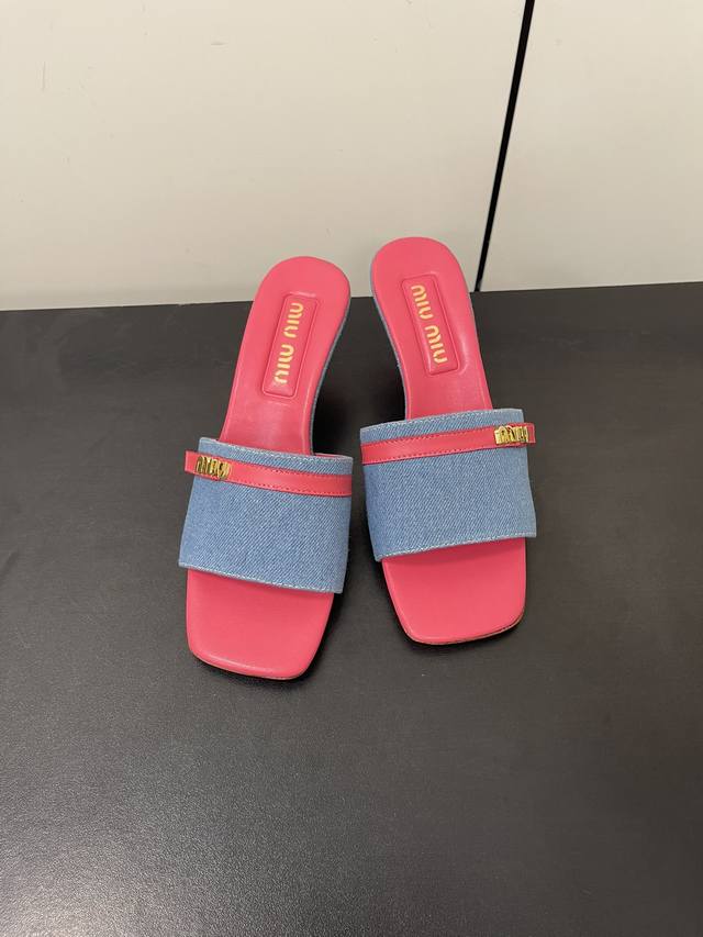 Miu Miu 24Ss 最新夏季 高跟 平底 褶皱 牛仔布 拖鞋 今年夏天为你们多准备几双必备拖鞋，老顾客都反应对这款需求很大！ 专门订制的一批为miumiu