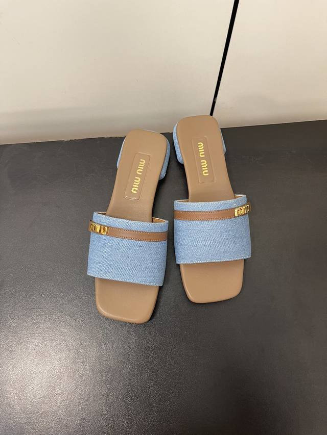 Miu Miu 24Ss 最新夏季 高跟 平底 褶皱 牛仔布 拖鞋 今年夏天为你们多准备几双必备拖鞋，老顾客都反应对这款需求很大！ 专门订制的一批为miumiu