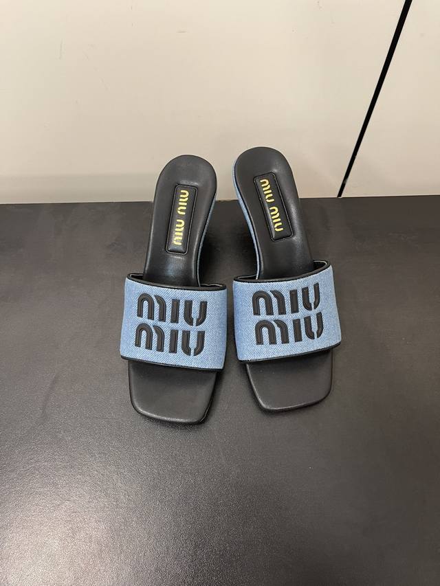 Miu Miu 24Ss 最新夏季 高跟 平底 褶皱 牛仔布 拖鞋 今年夏天为你们多准备几双必备拖鞋，老顾客都反应对这款需求很大！ 专门订制的一批为miumiu