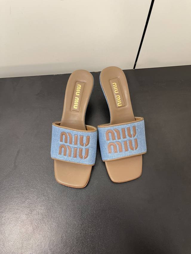 Miu Miu 24Ss 最新夏季 高跟 平底 褶皱 牛仔布 拖鞋 今年夏天为你们多准备几双必备拖鞋，老顾客都反应对这款需求很大！ 专门订制的一批为miumiu