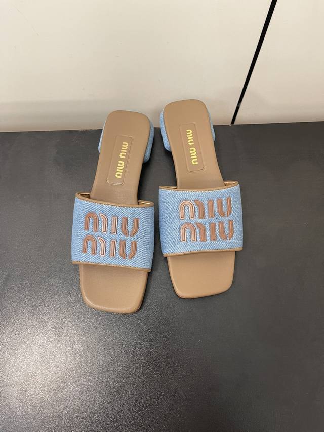 Miu Miu 24Ss 最新夏季 高跟 平底 褶皱 牛仔布 拖鞋 今年夏天为你们多准备几双必备拖鞋，老顾客都反应对这款需求很大！ 专门订制的一批为miumiu