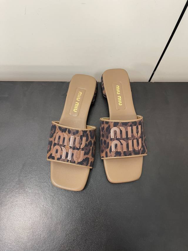 Miu Miu 24Ss 最新夏季 高跟 平底 褶皱 牛仔布 拖鞋 今年夏天为你们多准备几双必备拖鞋，老顾客都反应对这款需求很大！ 专门订制的一批为miumiu