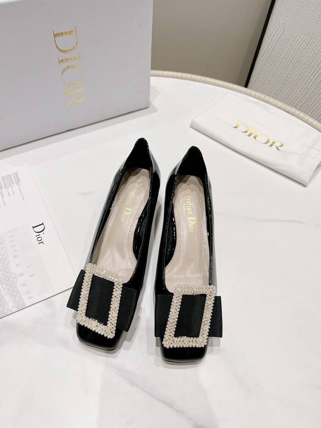 工厂价 Dior 迪奥 春夏最新时装秀高定系列ldylle 复古风水钻女凉鞋 Cd字母logo五金扣蝴蝶结女鞋 粗跟方头露趾拖鞋 原版开发顶级高端版本 材质：鞋