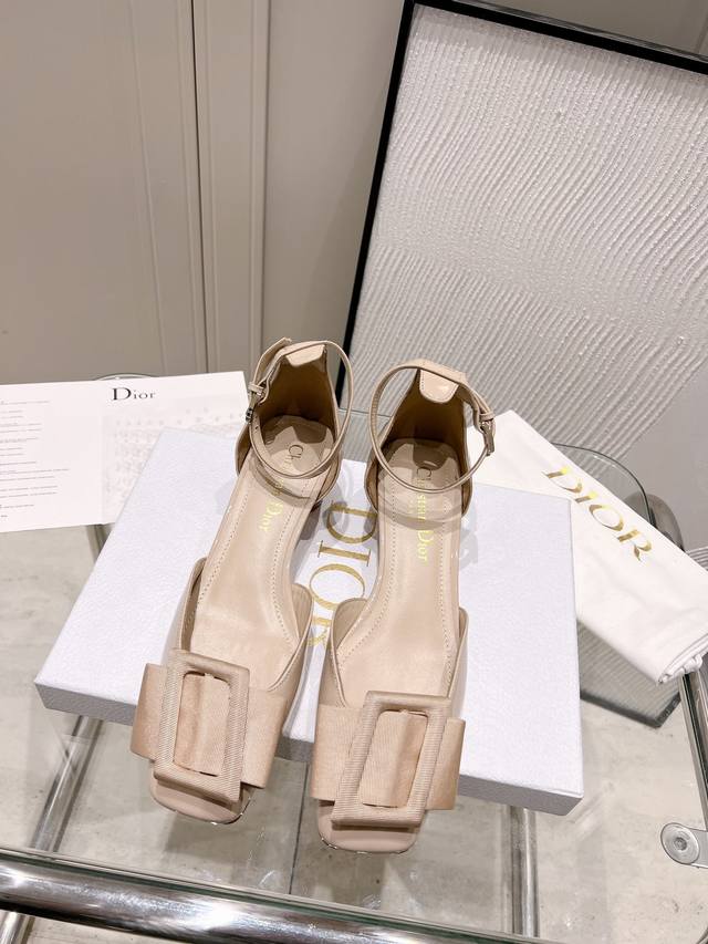 工厂价 Dior 迪奥 春夏最新时装秀高定系列ldylle 复古风水钻女凉鞋 Cd字母logo五金扣蝴蝶结女鞋 粗跟方头露趾拖鞋 原版开发顶级高端版本 材质：鞋