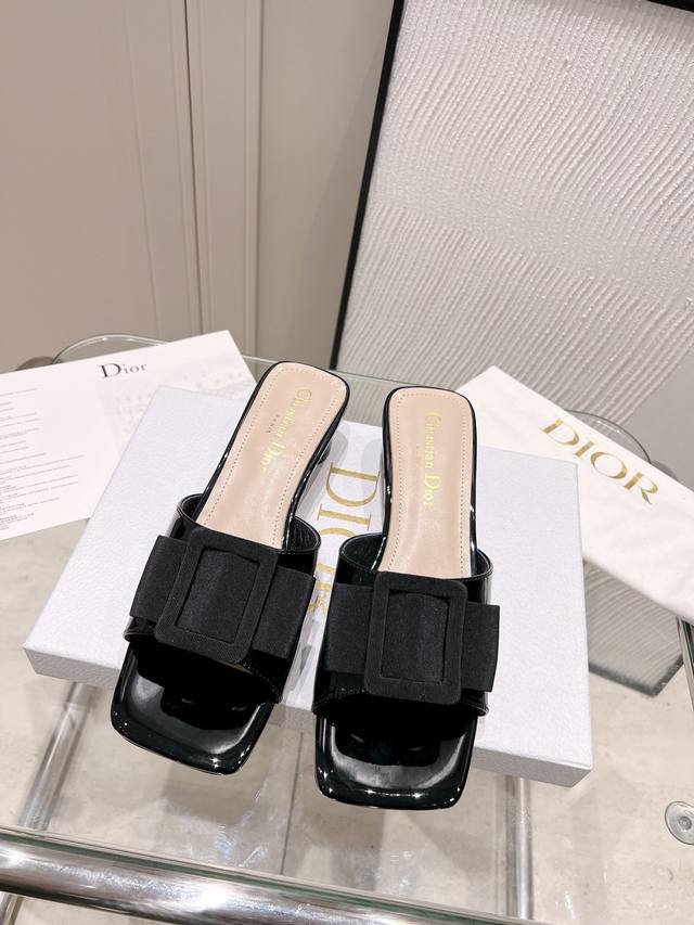 工厂价 Dior 迪奥 春夏最新时装秀高定系列ldylle 复古风水钻女凉鞋 Cd字母logo五金扣蝴蝶结女鞋 粗跟方头露趾拖鞋 原版开发顶级高端版本 材质：鞋