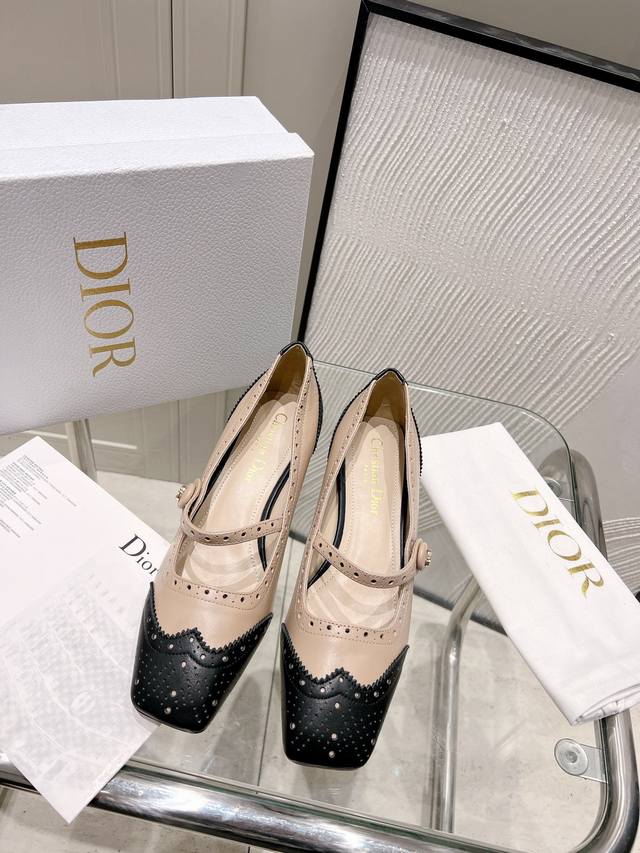 工厂价 Dior 迪奥 春夏最新时装秀高定系列 Spectadior复古罗马风娃娃女鞋 Cd字母logo五金属扣低跟女单鞋 粗跟方头拼色冲孔雕花玛丽珍芭蕾舞鞋