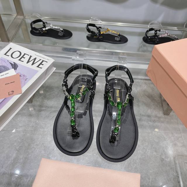 Miumiu*缪缪 24夏季新品，全球最火夹趾凉鞋， 出现在各大时装杂志封面 各路明星、小红书博主着用～搭配长裙 鞋面：牛皮 钻链 内里：羊皮内里 码数：35-