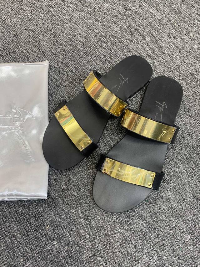 情侣款拖鞋giuseppe Zanotti 朱塞佩 萨诺第gz 奢侈高端罗马凉鞋，头层牛皮，连卡佛 经典春夏新款gz男士露趾高端金属扣 ，复合防滑橡胶底，个性时