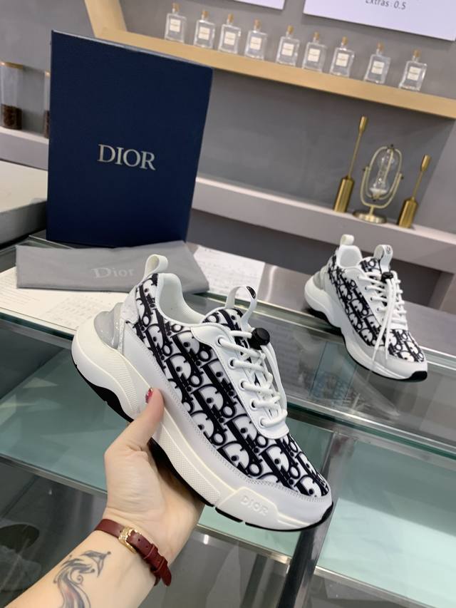 2024 B24 欧网最新配色更新情侣款、Dior 迪奥 官网最新发布1:1拷贝鞋身采用透气布滴胶网布内里羊皮打孔鞋垫 ，完美造型顶级品质橡胶发泡组合大底超轻耐