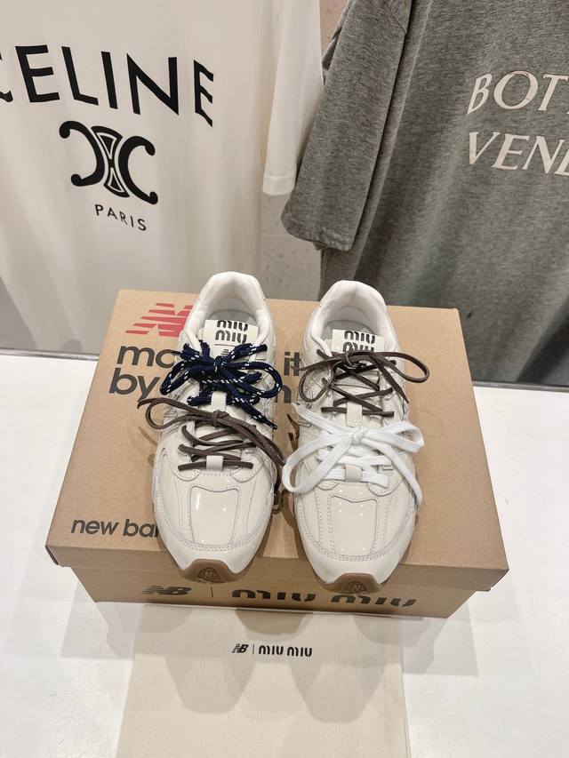 高版本出厂 Miumiu 缪缪g027Miu Miu X New Balance联名款运动鞋 2024早春发售前先近赏同样是在十月的巴黎时装周，又被眼尖的粉丝们