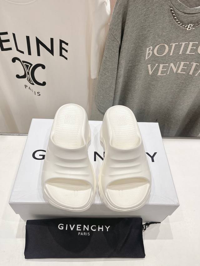 高版本出厂 纪梵希givenchy 24Ss爆款一字厚底坡跟拖鞋，真的是很耐看越看越喜欢！矮个子宝宝的福音 直接拉长身材比例！！ 鞋身柔软舒适，鞋底耐磨防滑-而