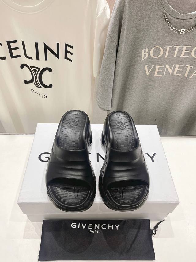 高版本出厂 纪梵希givenchy 24Ss爆款一字厚底坡跟拖鞋，真的是很耐看越看越喜欢！矮个子宝宝的福音 直接拉长身材比例！！ 鞋身柔软舒适，鞋底耐磨防滑-而