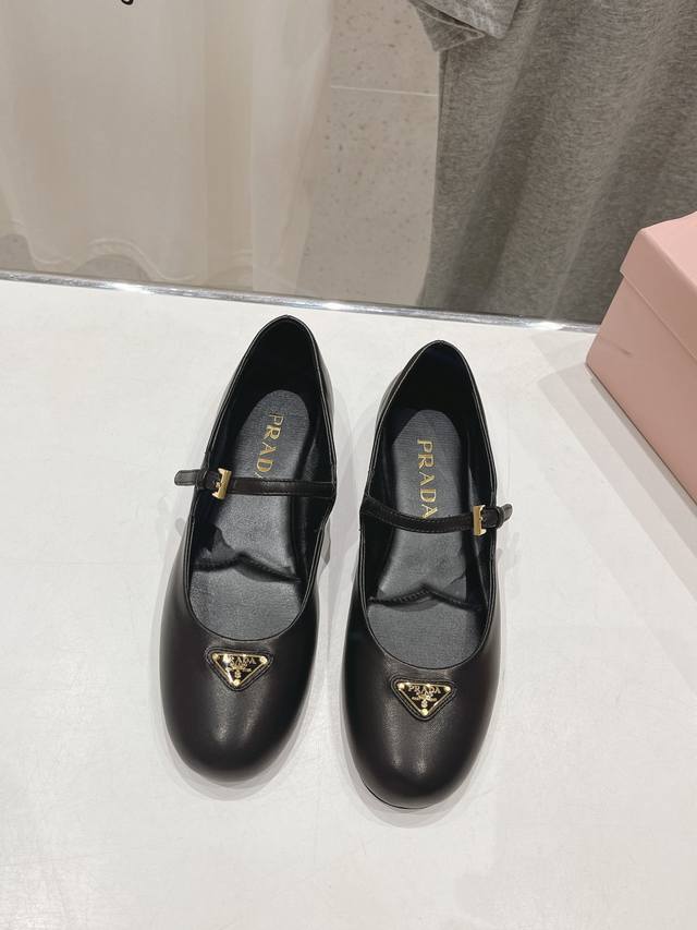 高版本出厂 Prada 普拉达24Ss 专柜新款仙女风平底单鞋玛丽珍鞋～ 各路博主纷纷亮出 定制进口绵羊皮超级舒适柔软，时髦得来又能唤醒夏日缤纷 一点都不挑人又