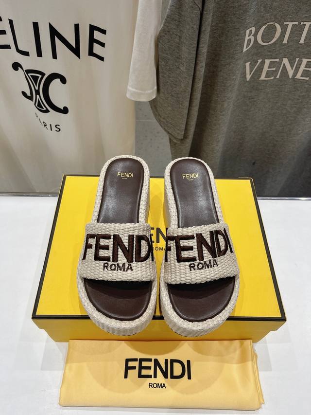 高版本出厂 Fendi*芬迪全新力作来袭！经典爆款的坡跟懒人拖，拥有顶级品质，乃是跑量爆款！请认准咱家的品质与做工哟！ 鞋面：进口原版编织材质 内里：采用山羊皮