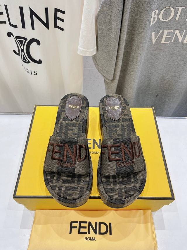 高版本出厂 Fendi*芬迪全新力作来袭！经典爆款的坡跟懒人拖，拥有顶级品质，乃是跑量爆款！请认准咱家的品质与做工哟！ 鞋面：进口原版编织材质 内里：采用山羊皮