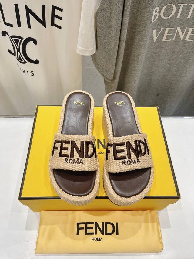 高版本出厂 Fendi*芬迪全新力作来袭！经典爆款的坡跟懒人拖，拥有顶级品质，乃是跑量爆款！请认准咱家的品质与做工哟！ 鞋面：进口原版编织材质 内里：采用山羊皮