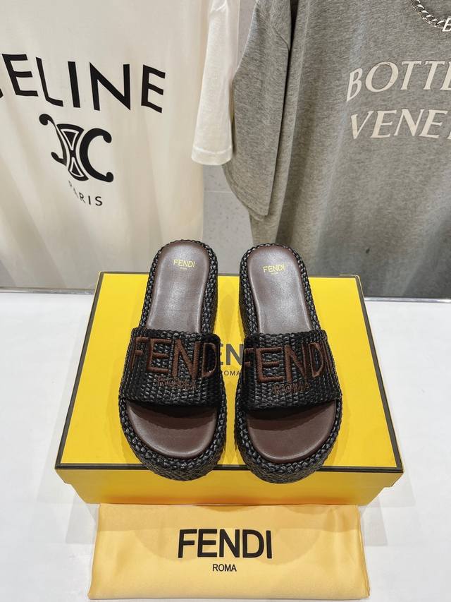 高版本出厂 Fendi*芬迪全新力作来袭！经典爆款的坡跟懒人拖，拥有顶级品质，乃是跑量爆款！请认准咱家的品质与做工哟！ 鞋面：进口原版编织材质 内里：采用山羊皮