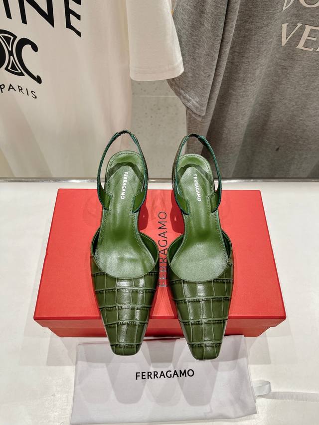 高版本出厂 Ferragamo 菲拉格慕 24Ss春夏新款高跟凉鞋 Fam今期高频曝光的高跟拖鞋！人对fam刮目相看加上各路明星博主着用，舒适百搭的同时也具备出