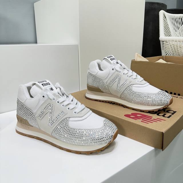 高品质出厂烫钻 ！超火！Miumiu X New Balance 574联名款24春夏nb布面烫钻复古运动鞋系列 574联名复古运动鞋 原版一比一开模复刻！秀场